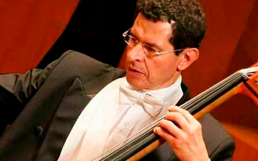 Músico tocando el Violonchelo