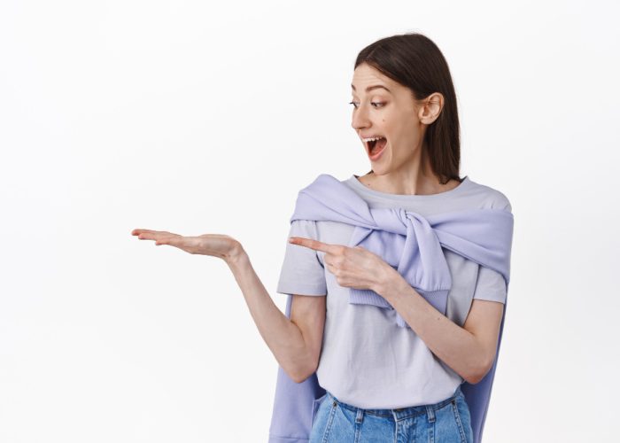 chica-sorprendida-tarjeta-profesional